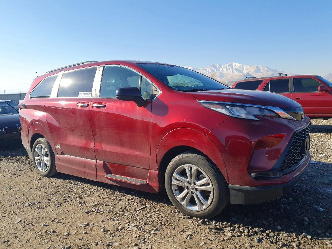 2022 TOYOTA SIENNA XSE photo 4