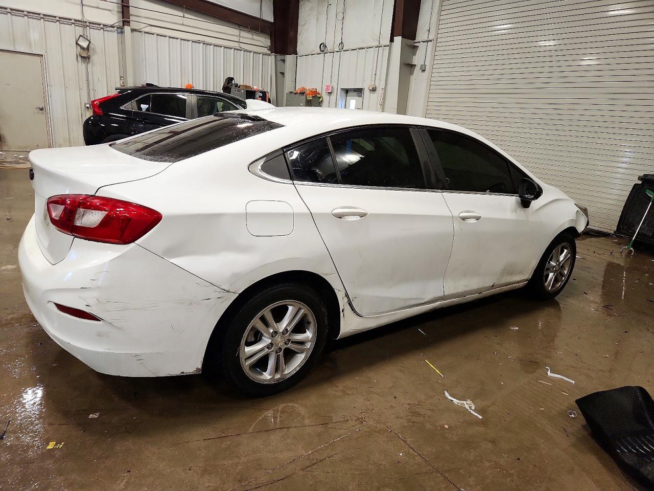 2017 CHEVROLET CRUZE LT photo 3