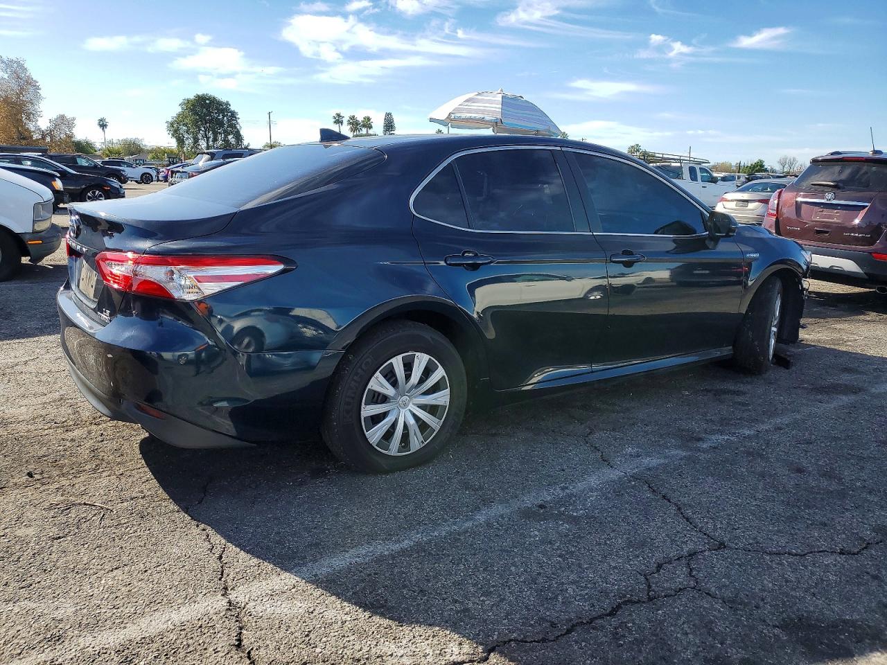 2019 TOYOTA CAMRY LE photo 3