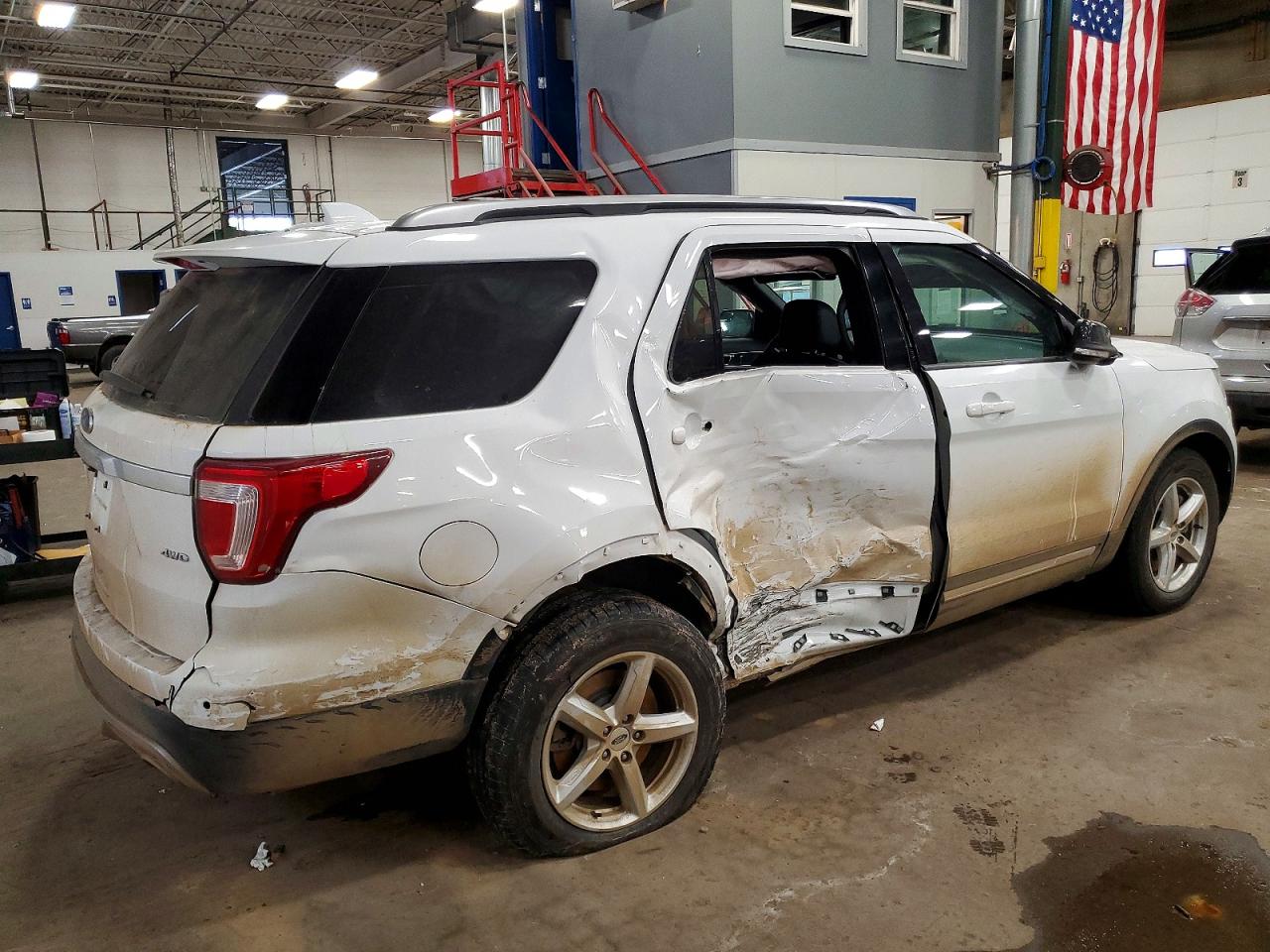 2017 FORD EXPLORER XLT photo 5