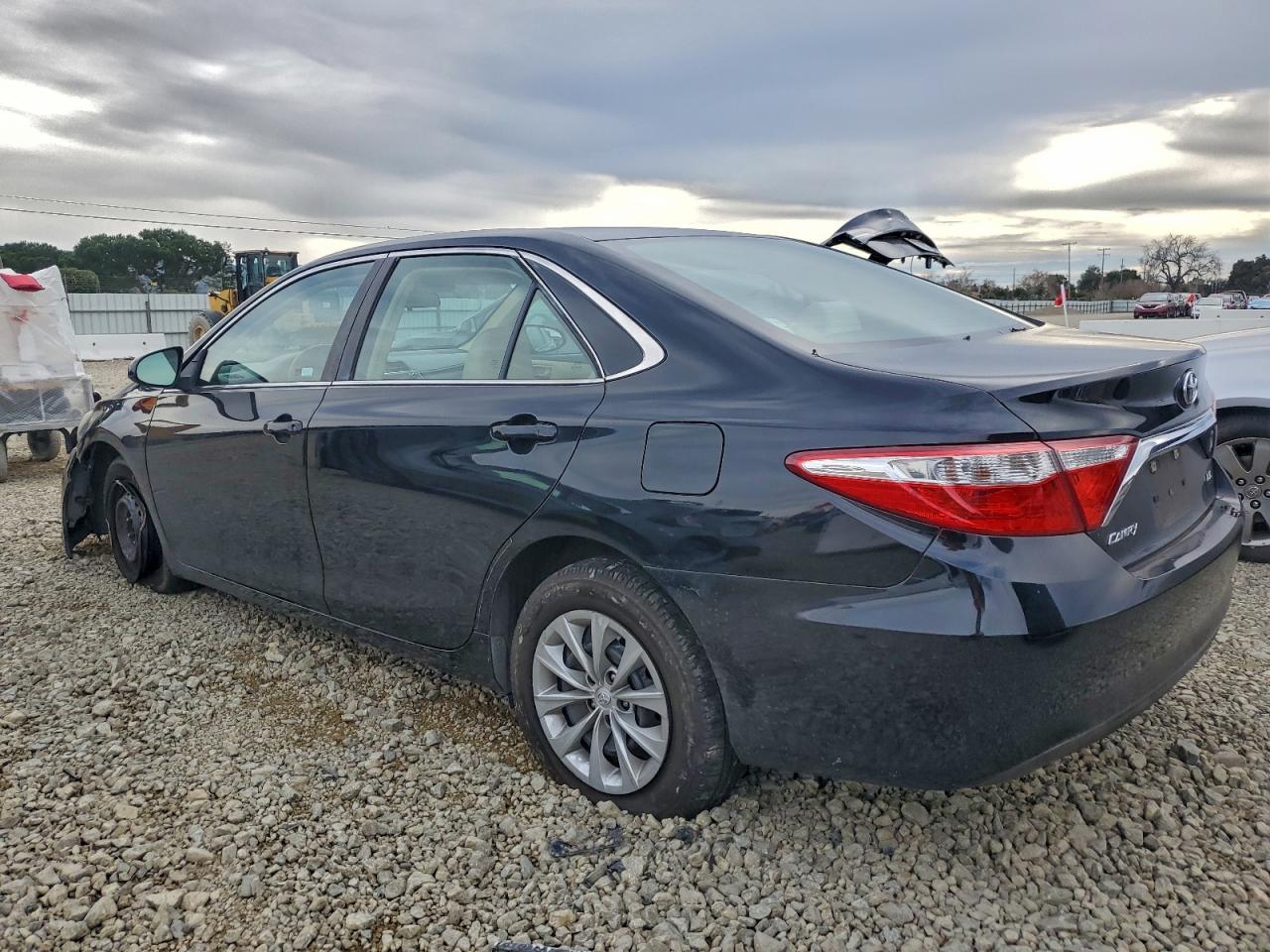 2017 TOYOTA CAMRY LE photo 2
