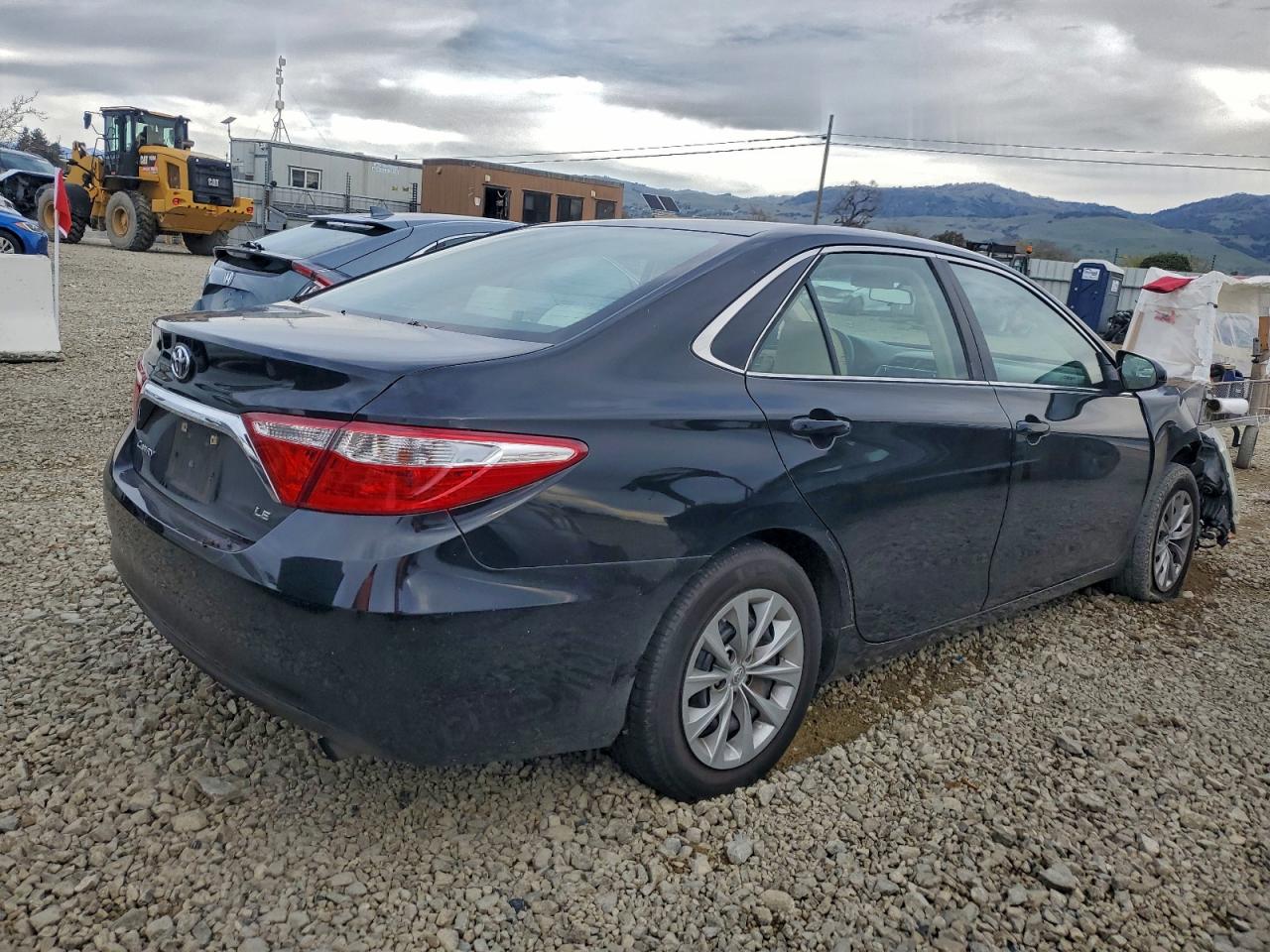 2017 TOYOTA CAMRY LE photo 3