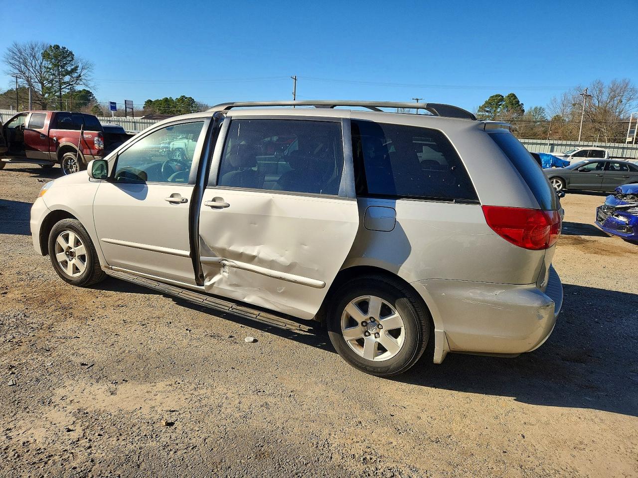 2007 TOYOTA SIENNA XLE photo 2