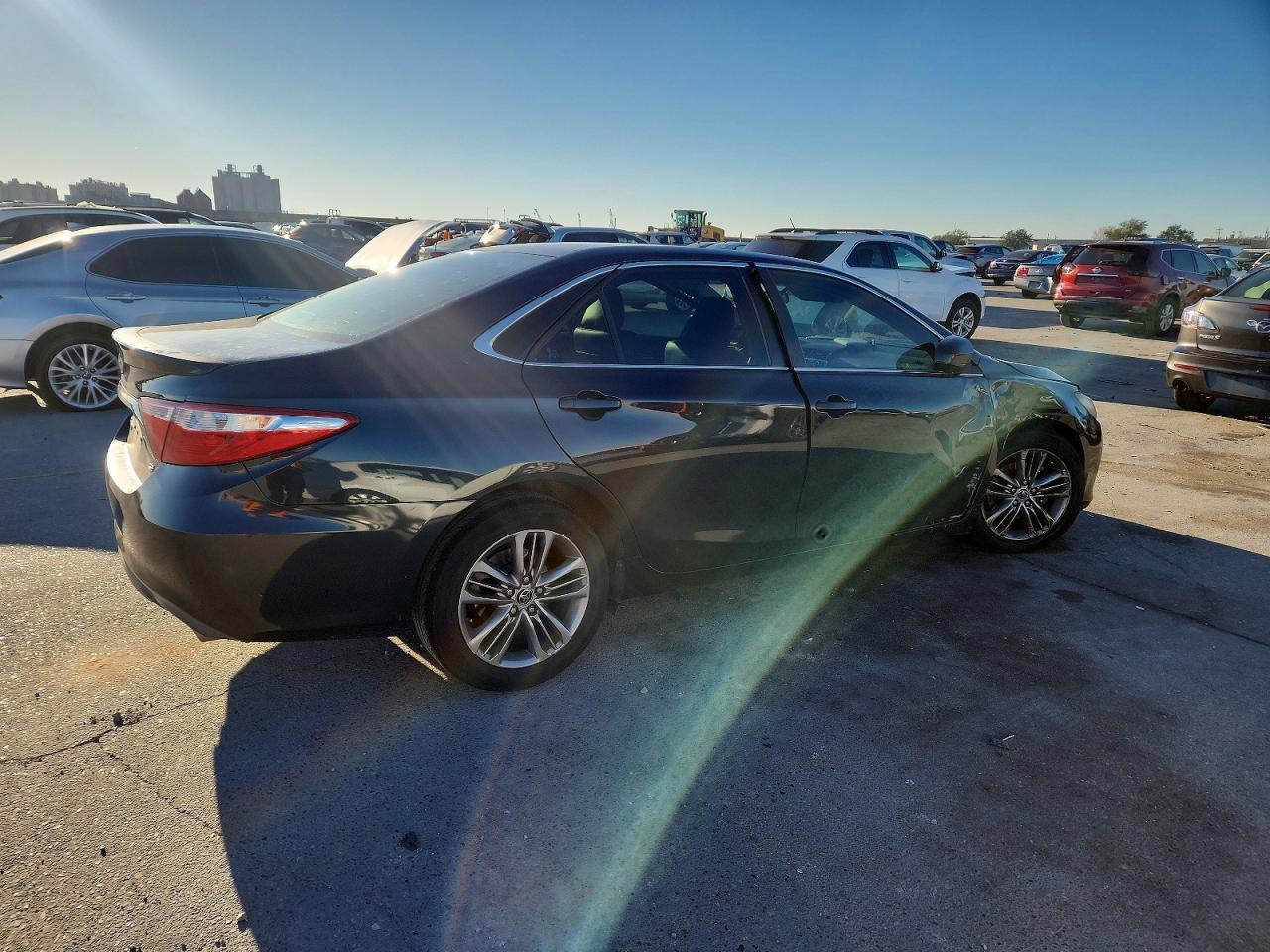2016 TOYOTA CAMRY LE photo 3