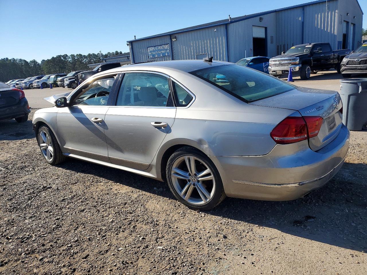2014 VOLKSWAGEN PASSAT SEL photo 2