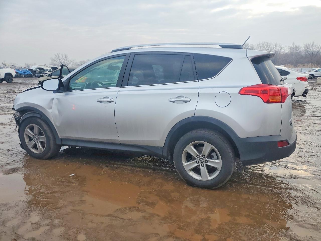 2015 TOYOTA RAV4 XLE photo 2