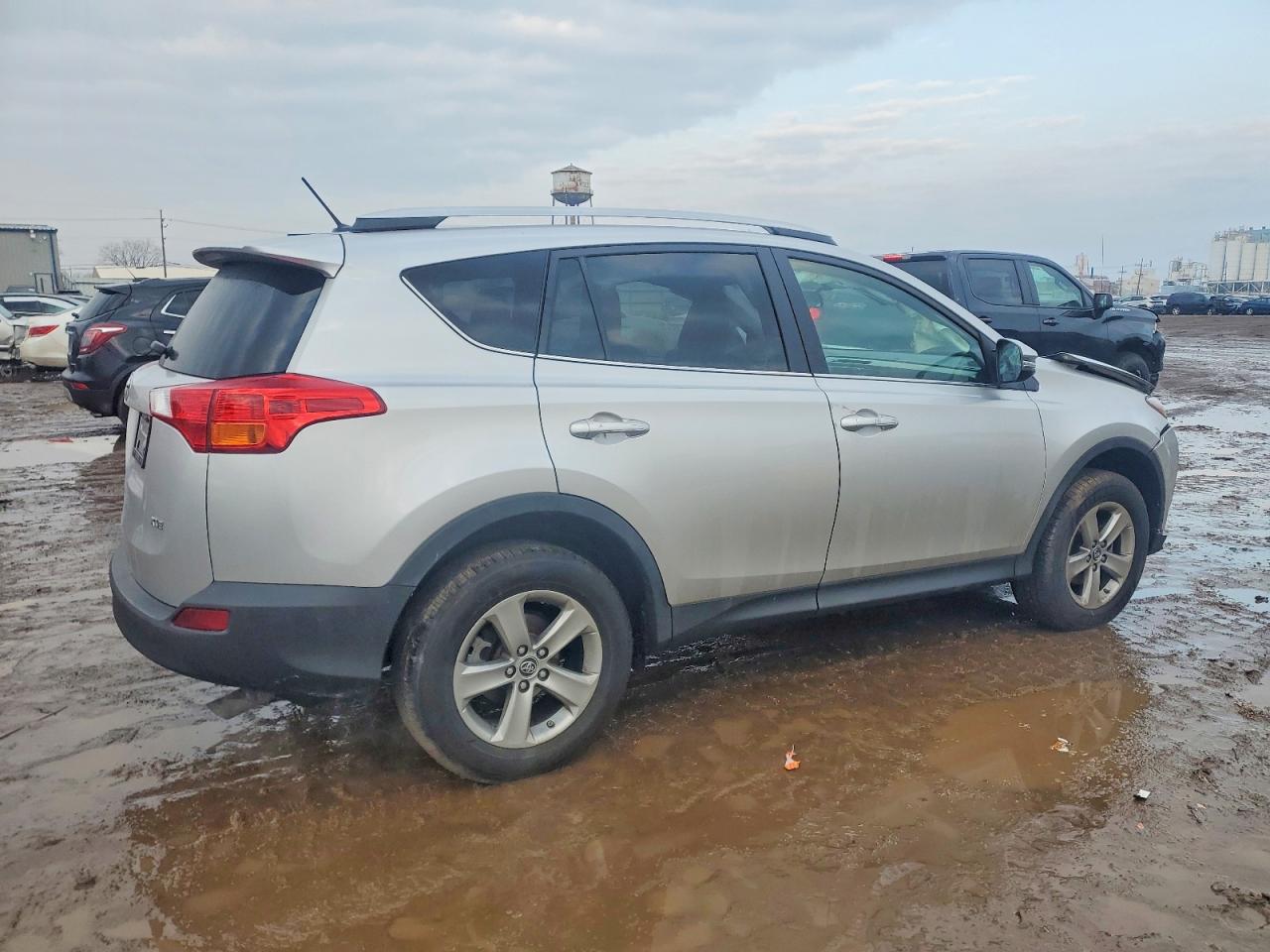 2015 TOYOTA RAV4 XLE photo 3