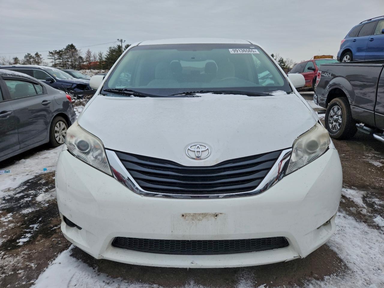 2014 TOYOTA SIENNA LE photo 5
