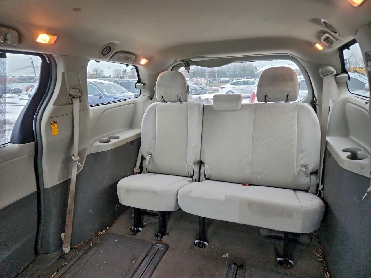 2014 TOYOTA SIENNA LE photo 11