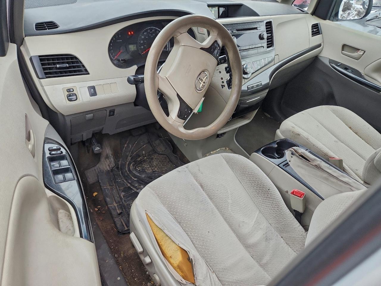 2014 TOYOTA SIENNA LE photo 8