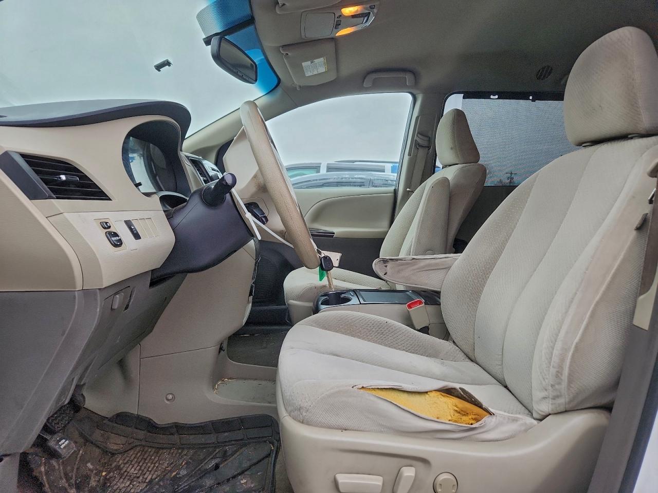 2014 TOYOTA SIENNA LE photo 7