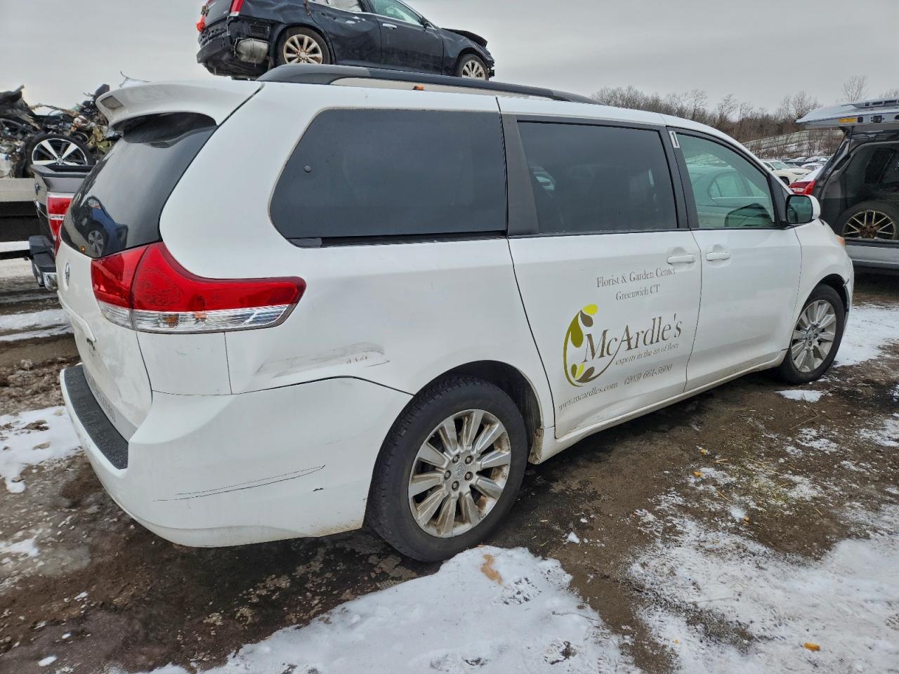 2014 TOYOTA SIENNA LE photo 3