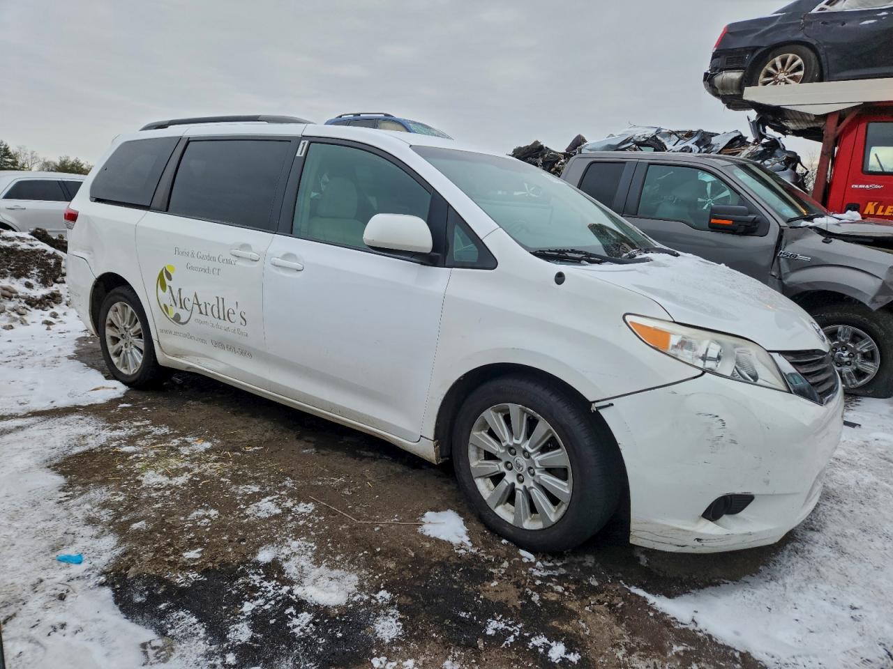 2014 TOYOTA SIENNA LE photo 4