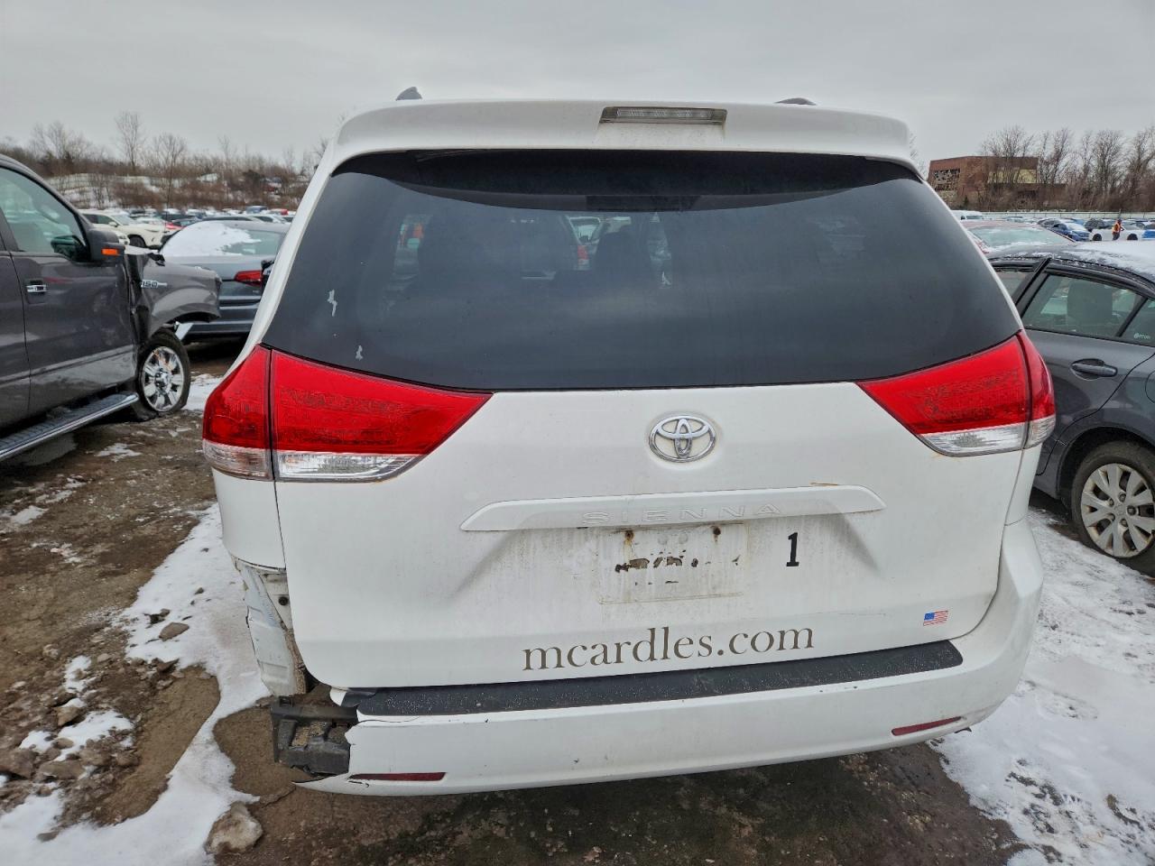 2014 TOYOTA SIENNA LE photo 6