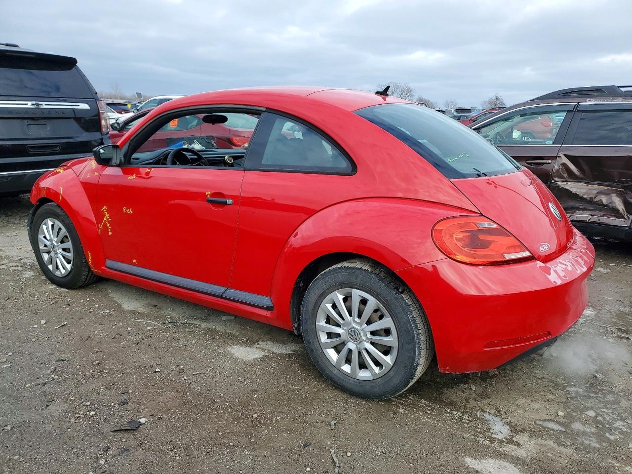2013 VOLKSWAGEN BEETLE photo 2