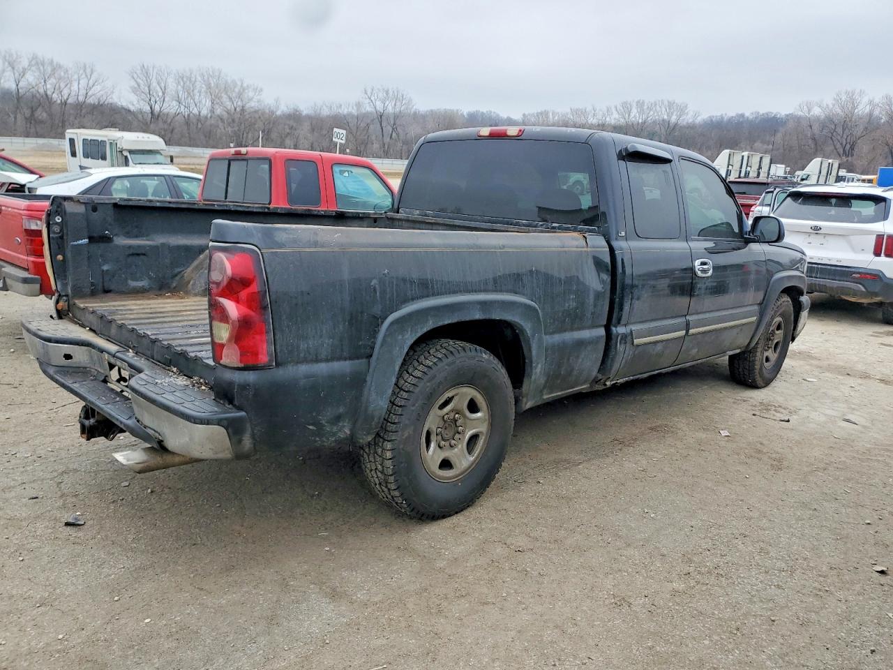 2004 CHEVROLET SILVERADO C1500 photo 3