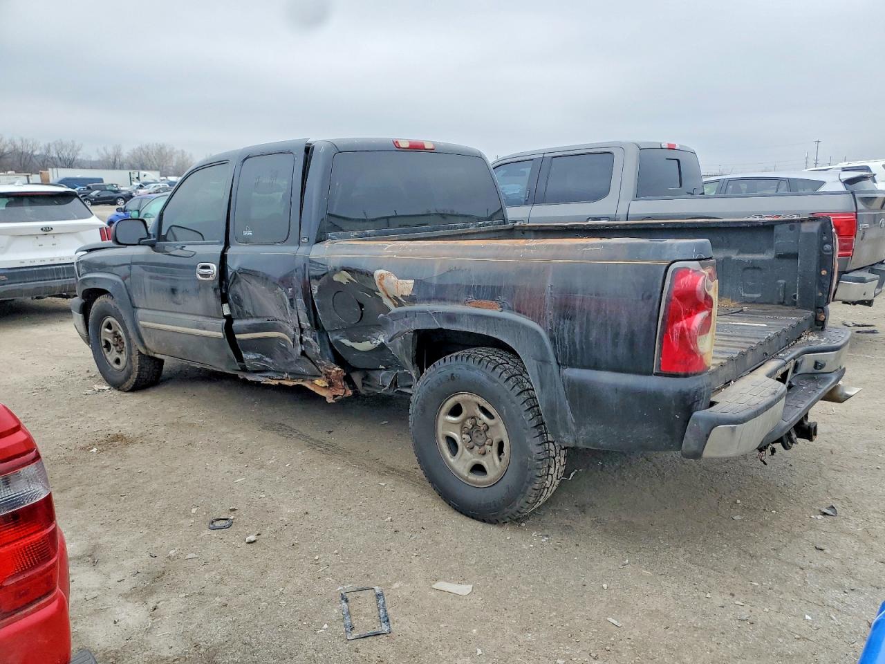 2004 CHEVROLET SILVERADO C1500 photo 2
