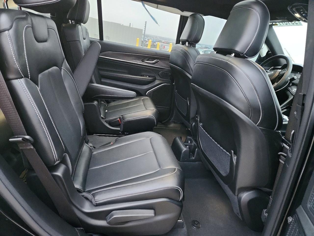 2023 JEEP GRAND CHEROKEE L OVERLAND photo 11