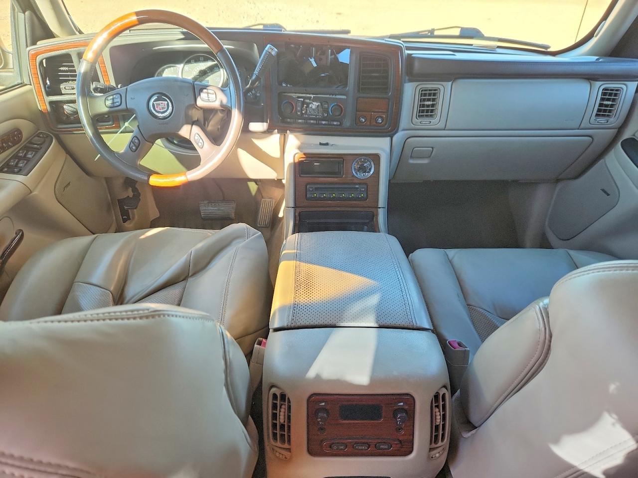 2004 CADILLAC ESCALADE EXT photo 8