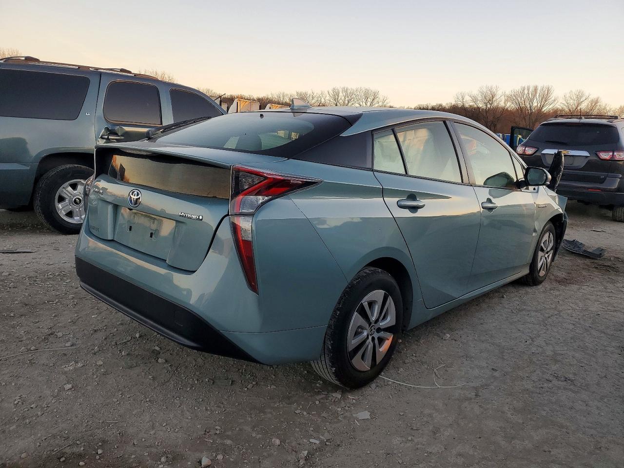 2017 TOYOTA PRIUS THREE photo 3