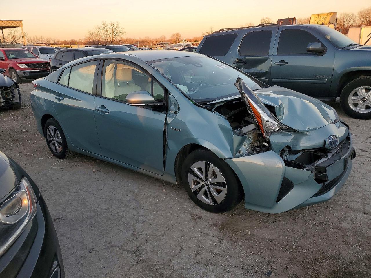 2017 TOYOTA PRIUS THREE photo 4