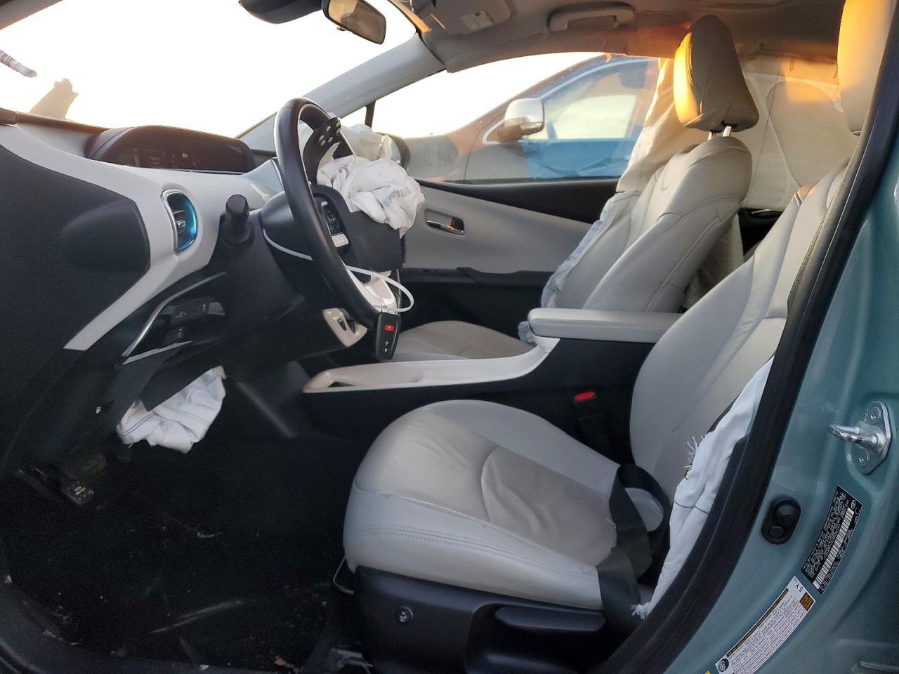 2017 TOYOTA PRIUS THREE photo 7