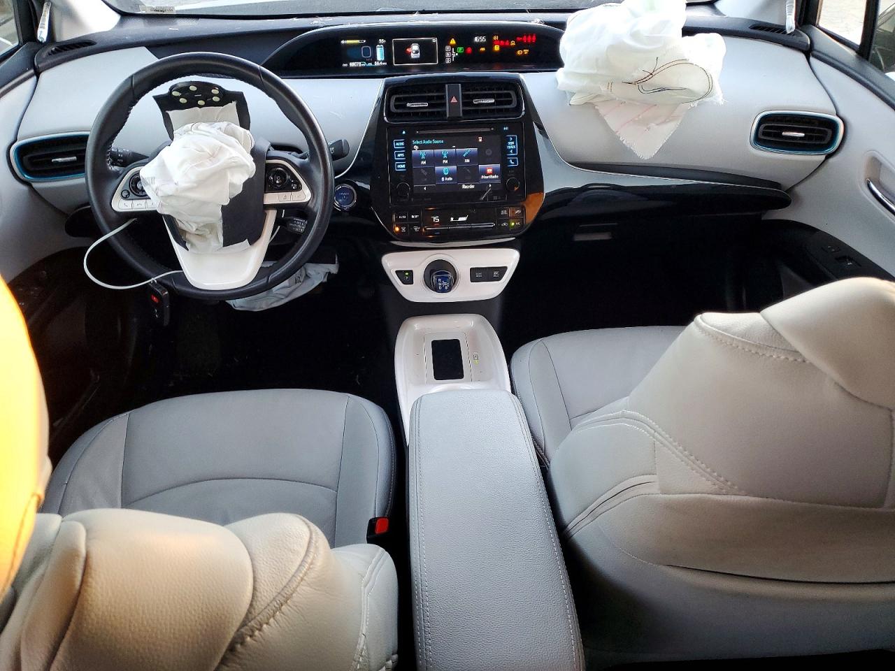 2017 TOYOTA PRIUS THREE photo 8