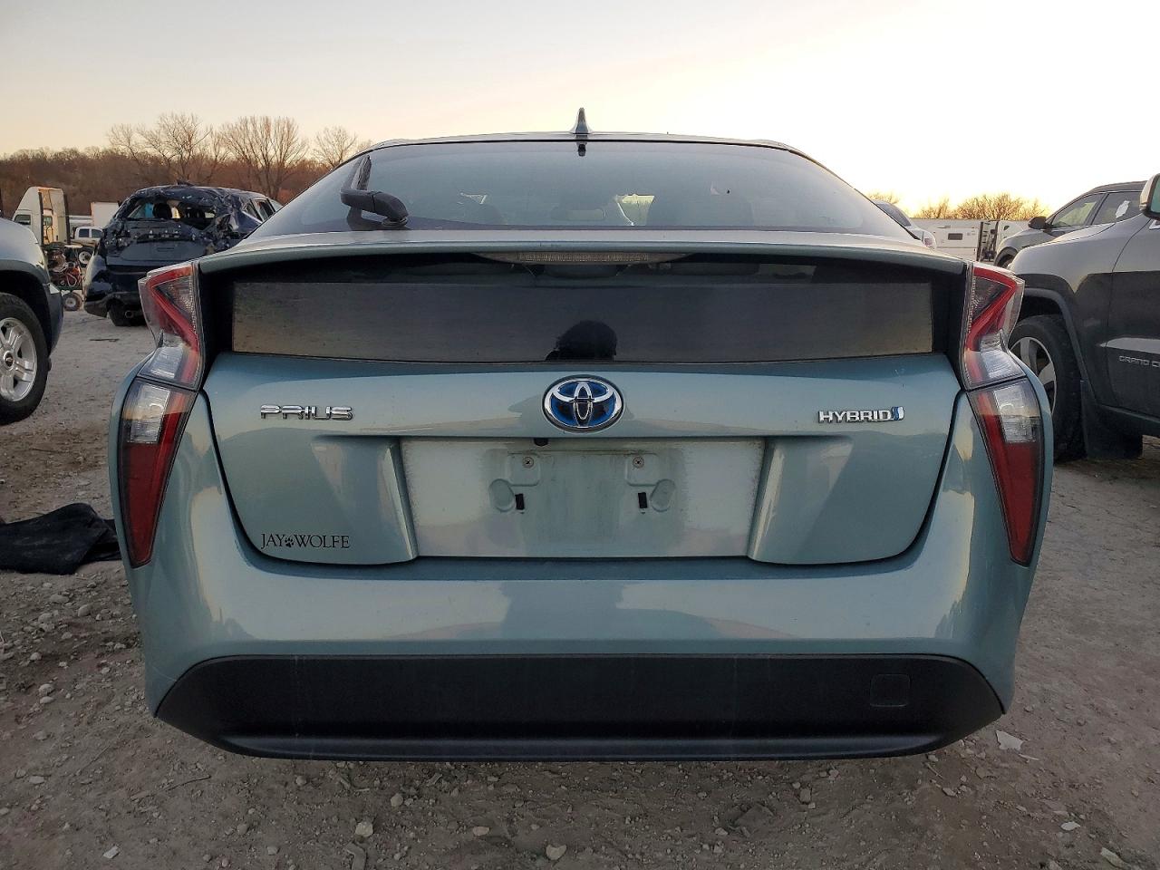 2017 TOYOTA PRIUS THREE photo 6