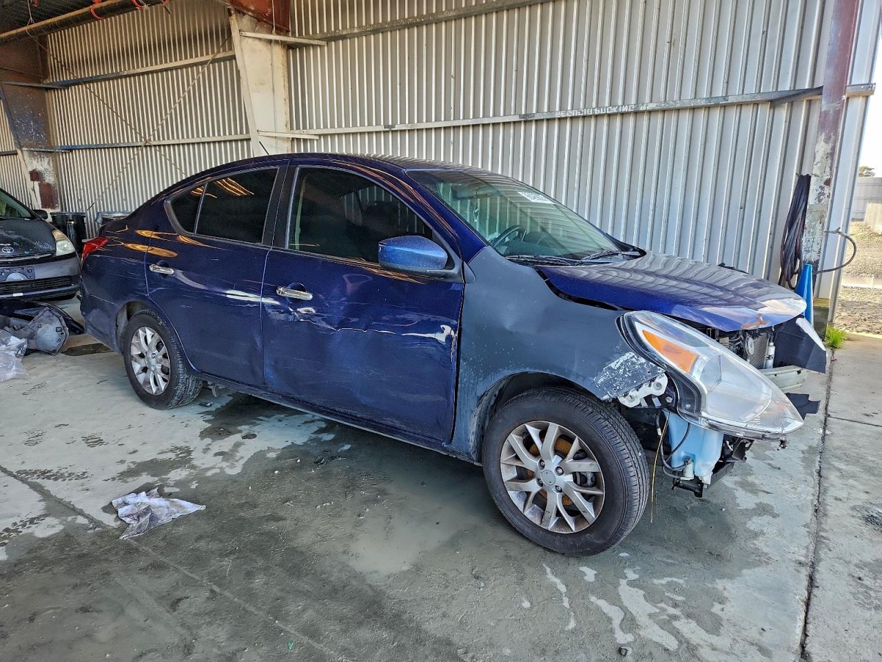 2018 NISSAN VERSA SV photo 7