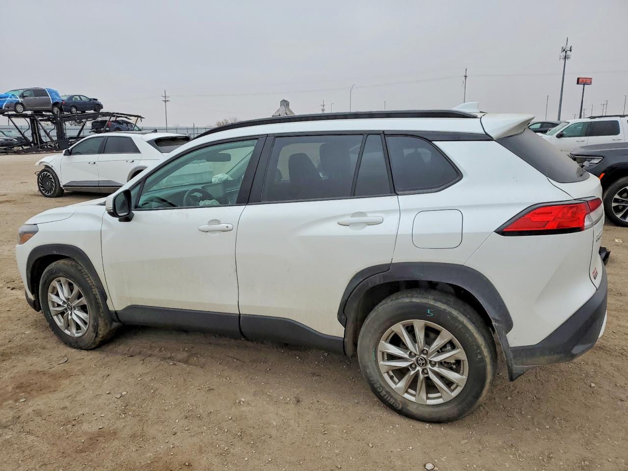 2023 TOYOTA COROLLA CROSS LE photo 2