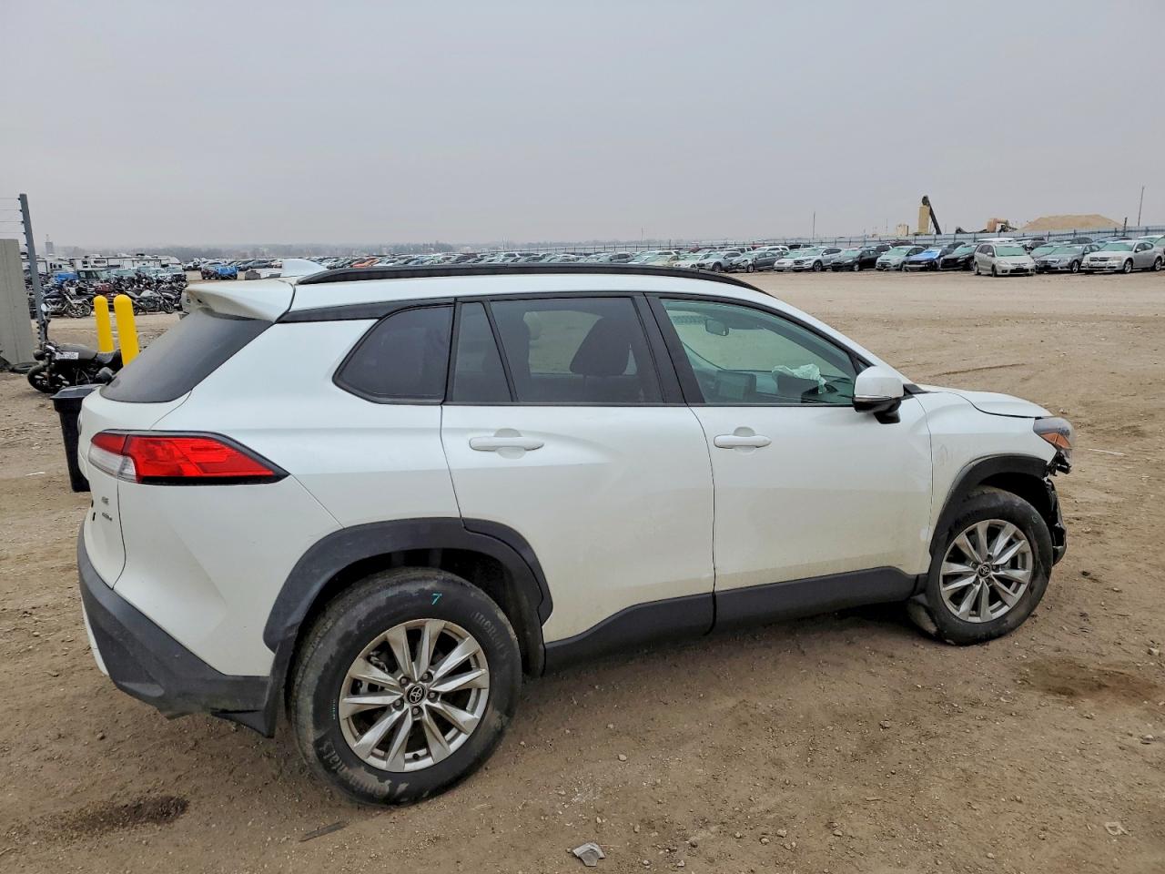 2023 TOYOTA COROLLA CROSS LE photo 3