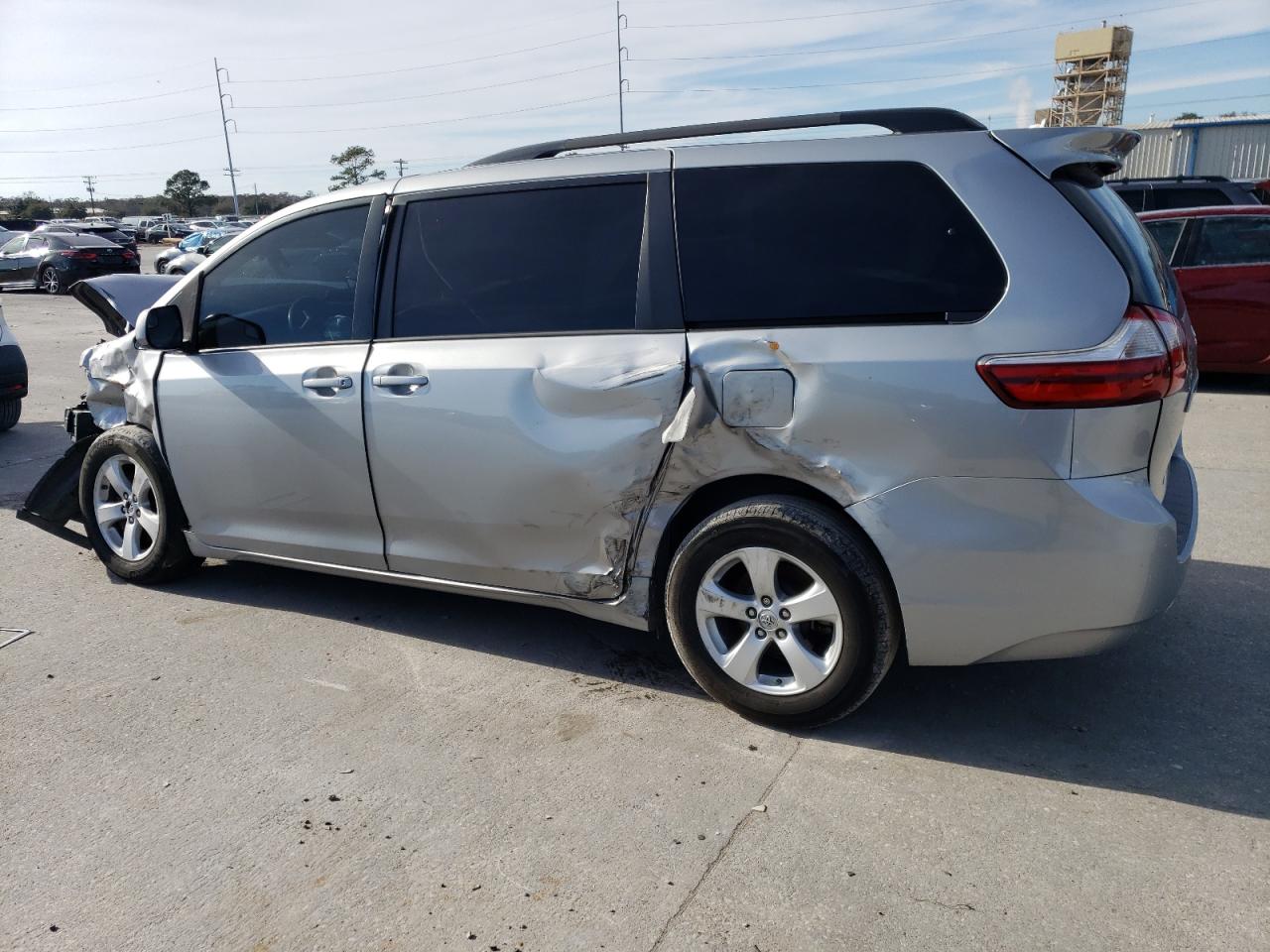 2015 TOYOTA SIENNA LE photo 2