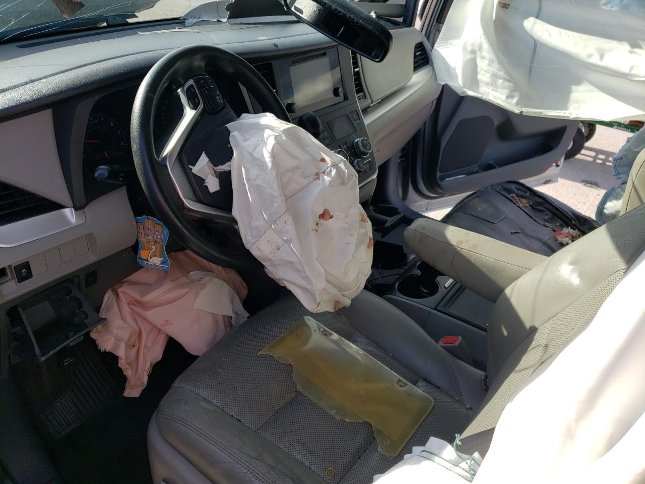 2015 TOYOTA SIENNA LE photo 8