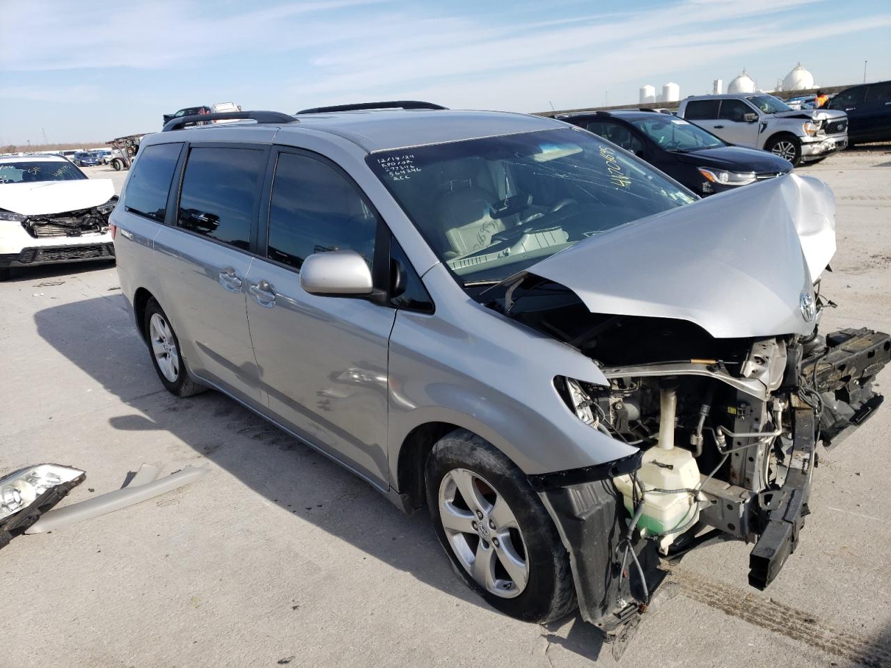 2015 TOYOTA SIENNA LE photo 4