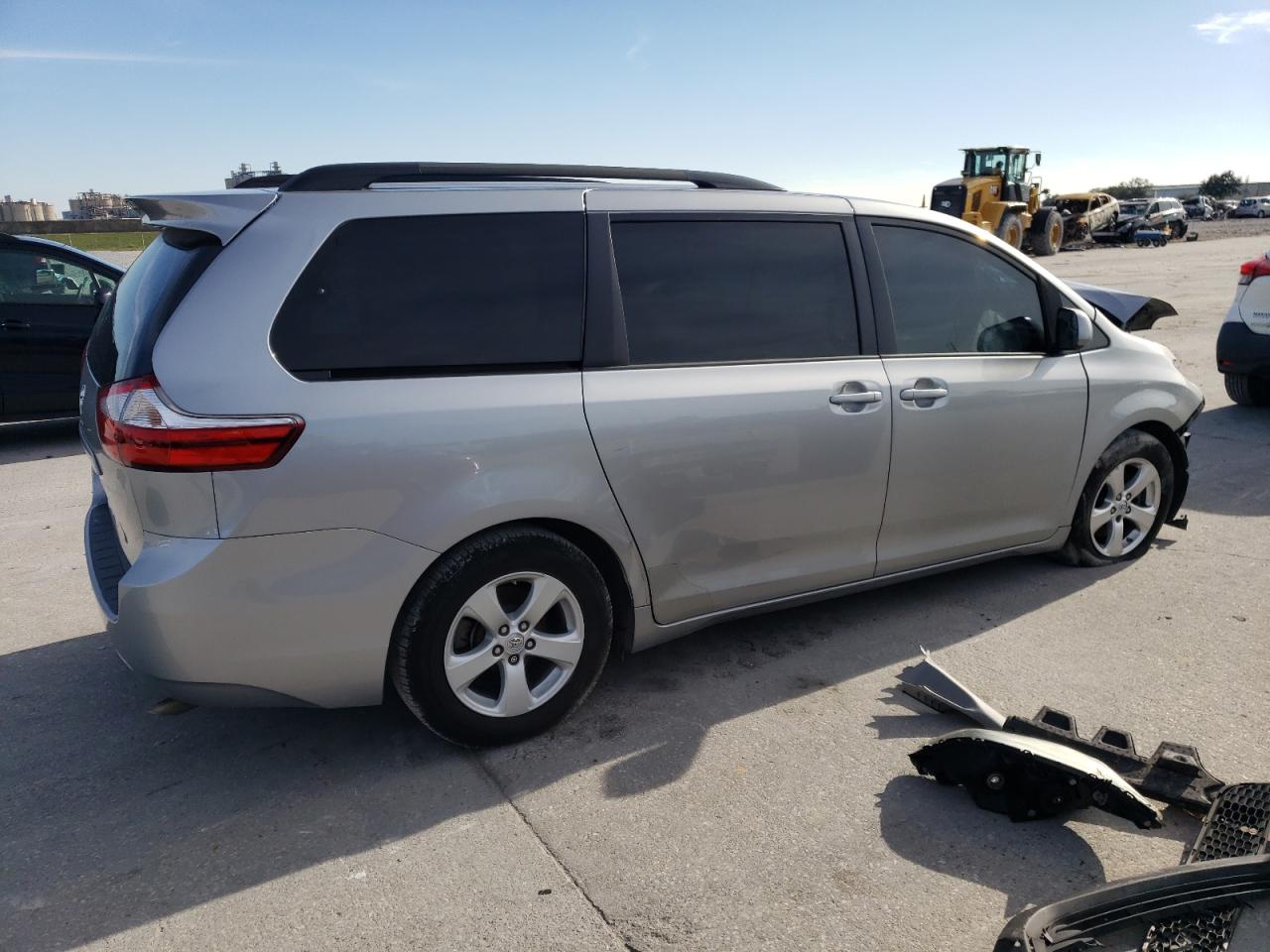 2015 TOYOTA SIENNA LE photo 3