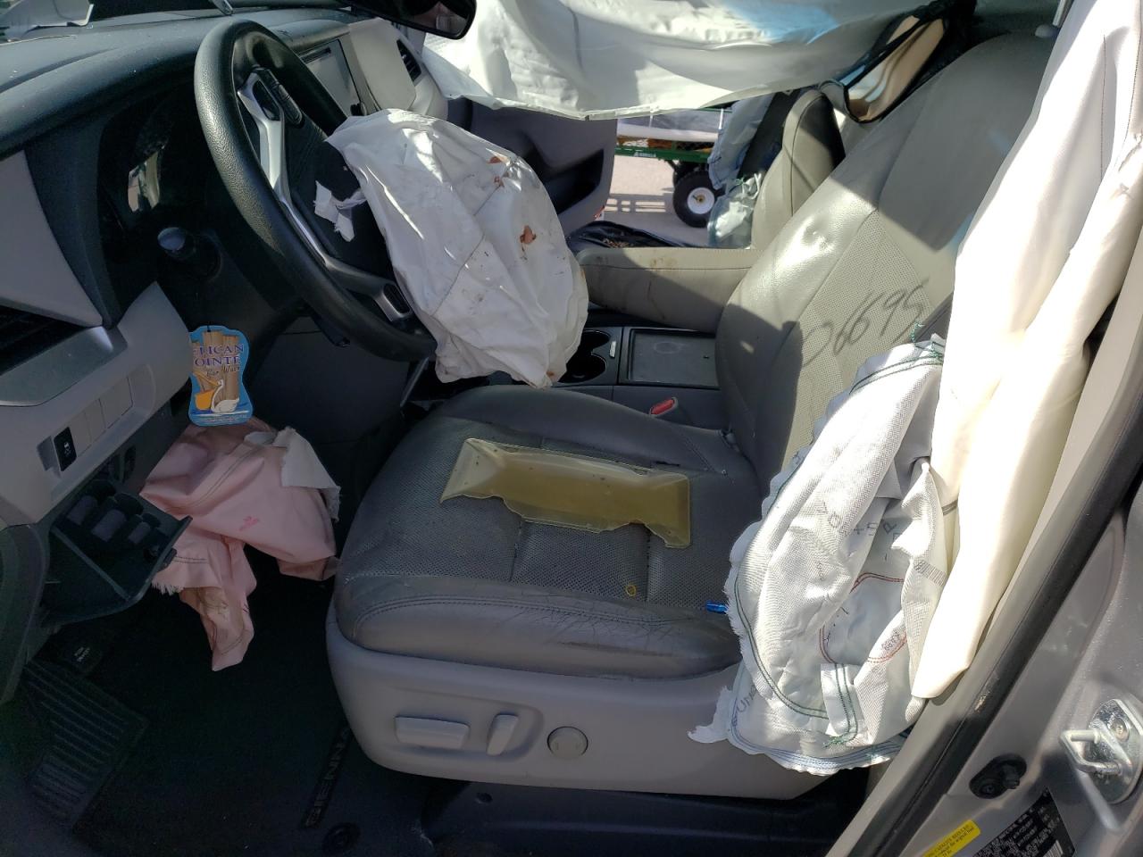 2015 TOYOTA SIENNA LE photo 7