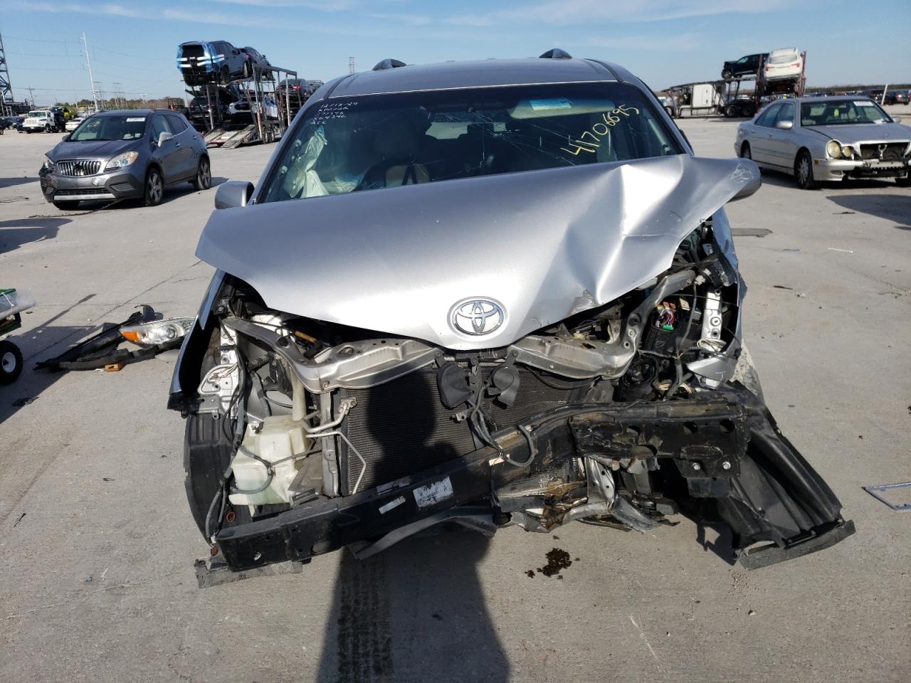2015 TOYOTA SIENNA LE photo 5