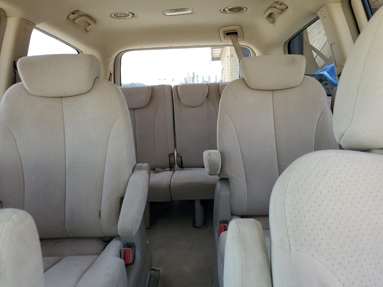 2007 HYUNDAI ENTOURAGE GLS photo 10