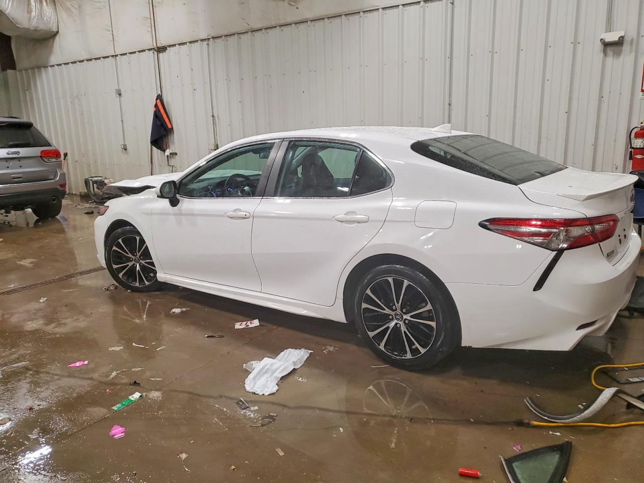 2019 TOYOTA CAMRY L photo 2