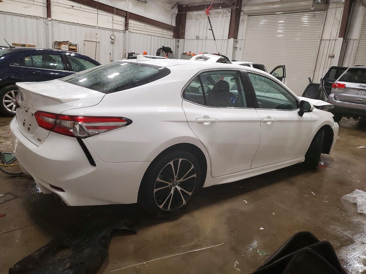 2019 TOYOTA CAMRY L photo 3