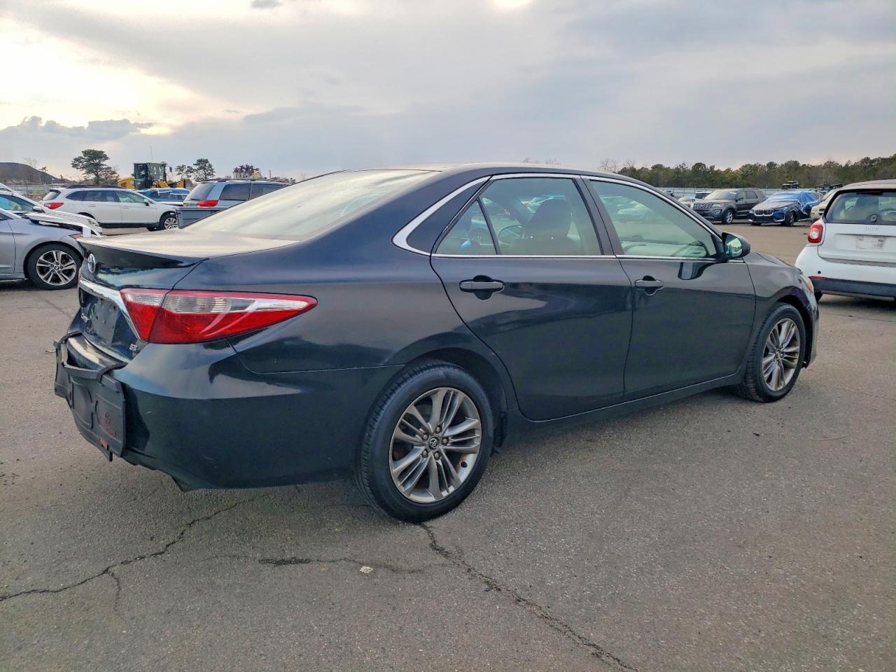 2017 TOYOTA CAMRY LE photo 3
