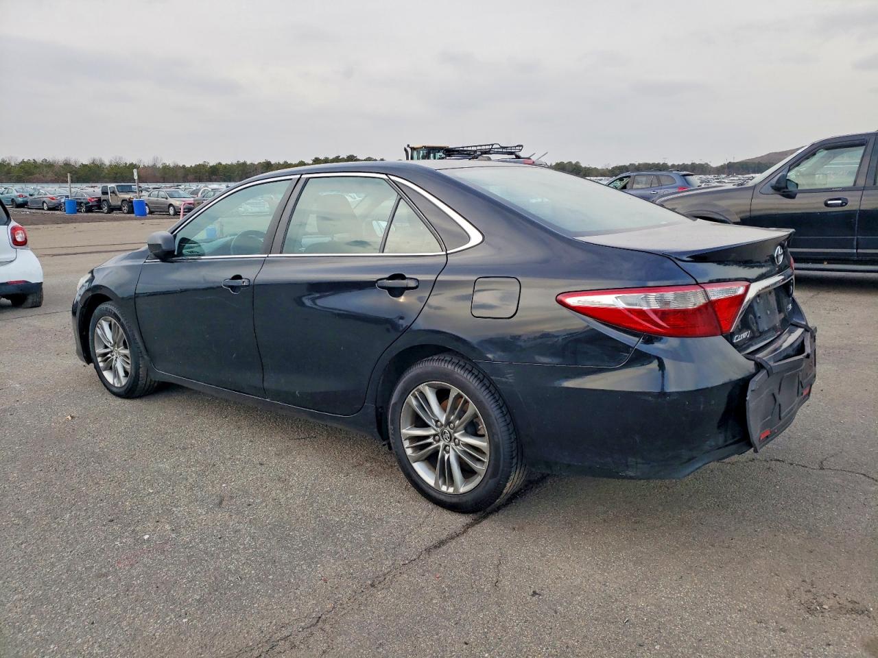 2017 TOYOTA CAMRY LE photo 2