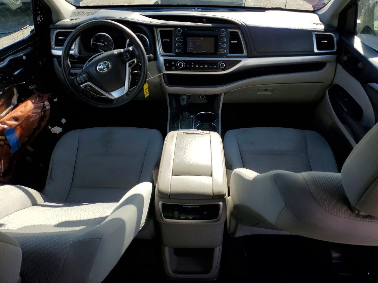 2016 TOYOTA HIGHLANDER LE photo 8