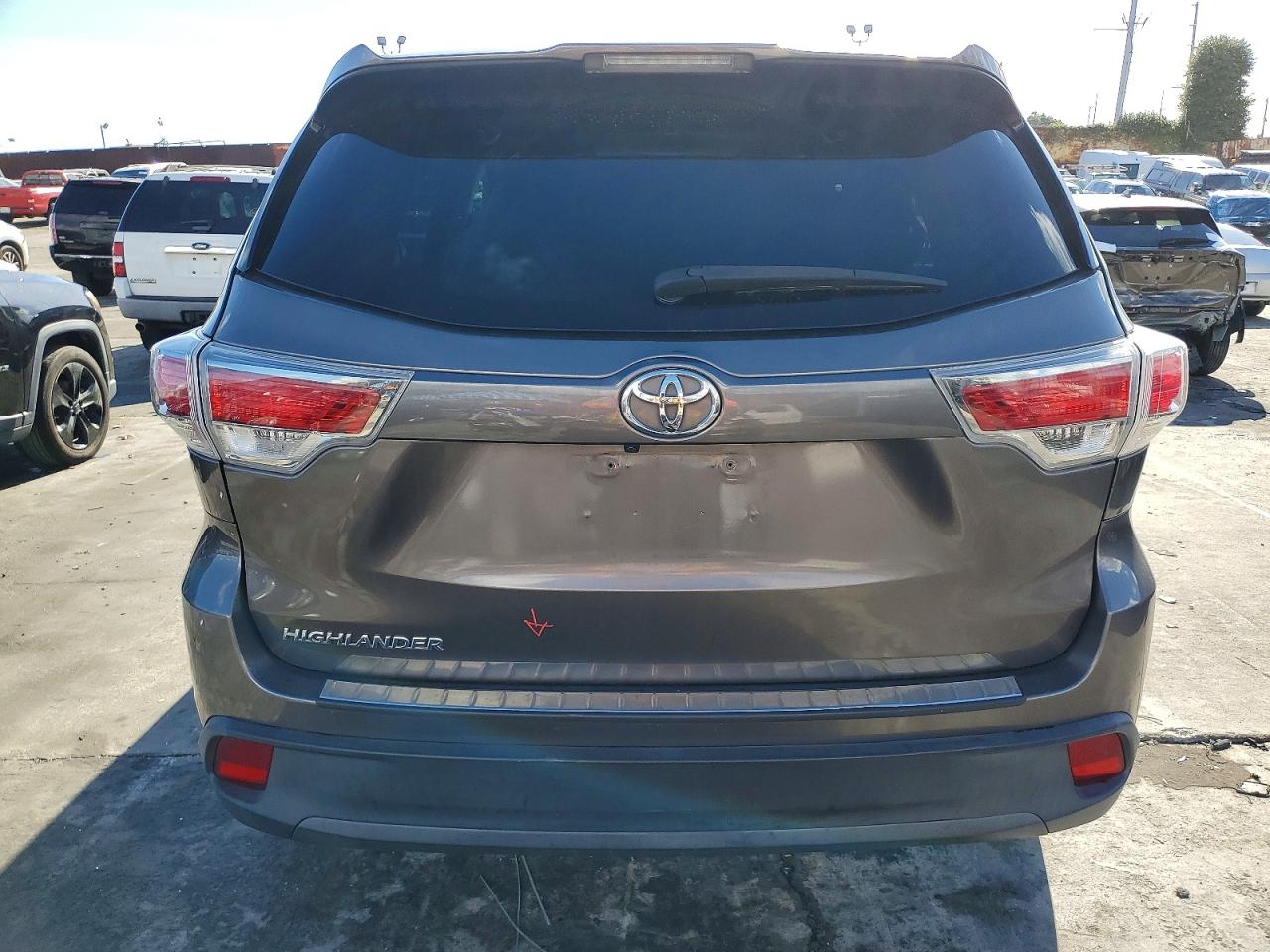 2016 TOYOTA HIGHLANDER LE photo 6
