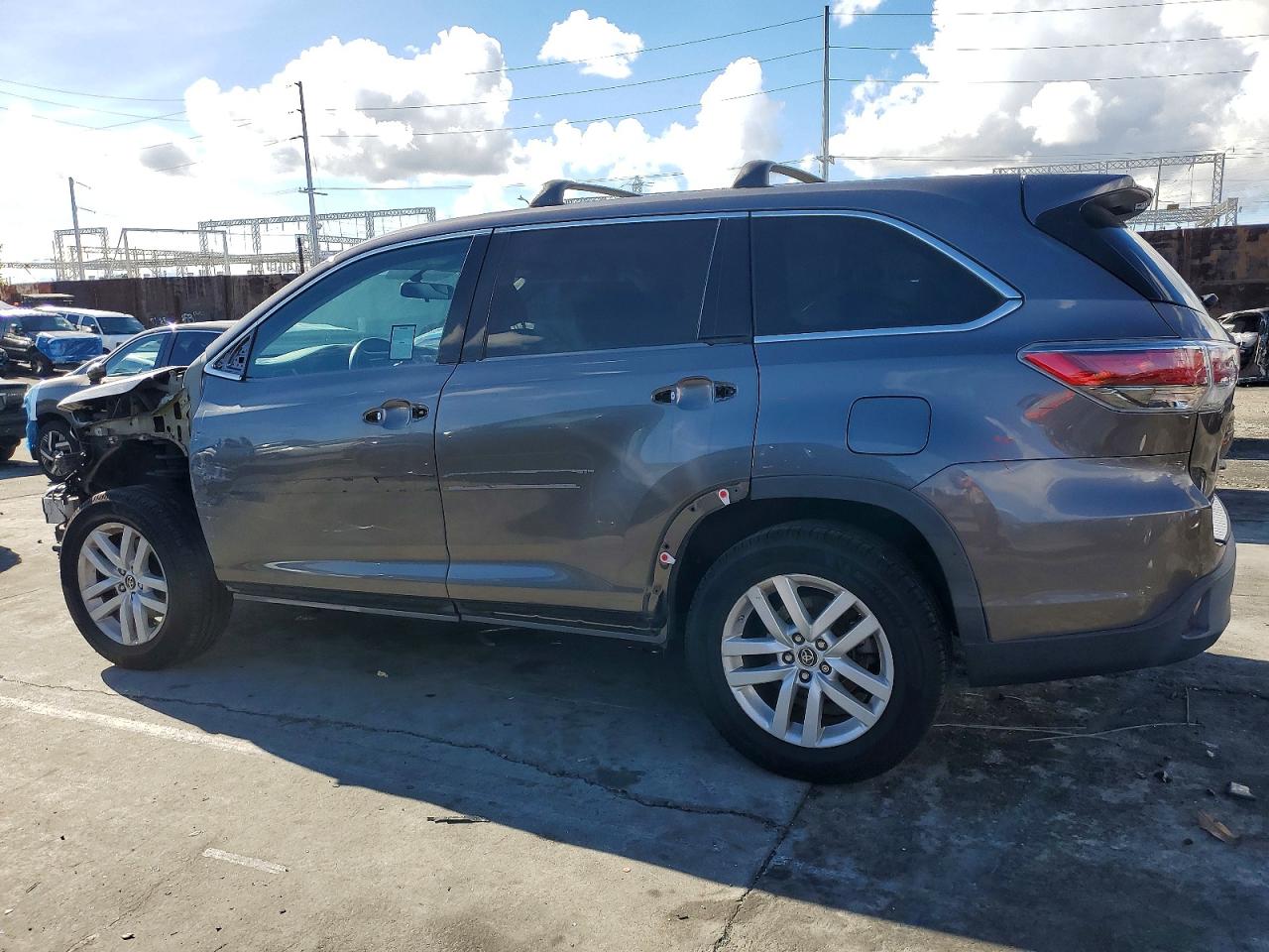 2016 TOYOTA HIGHLANDER LE photo 2