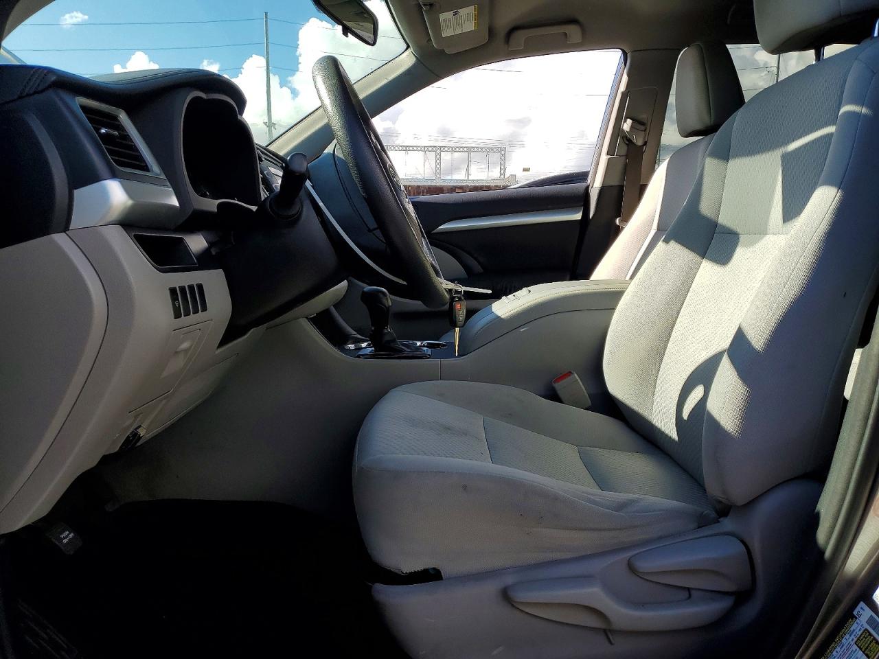 2016 TOYOTA HIGHLANDER LE photo 7