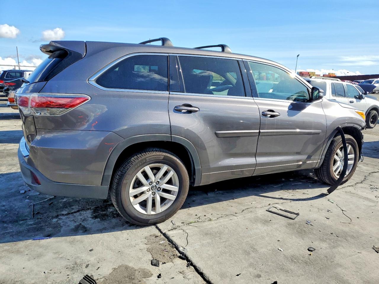 2016 TOYOTA HIGHLANDER LE photo 3