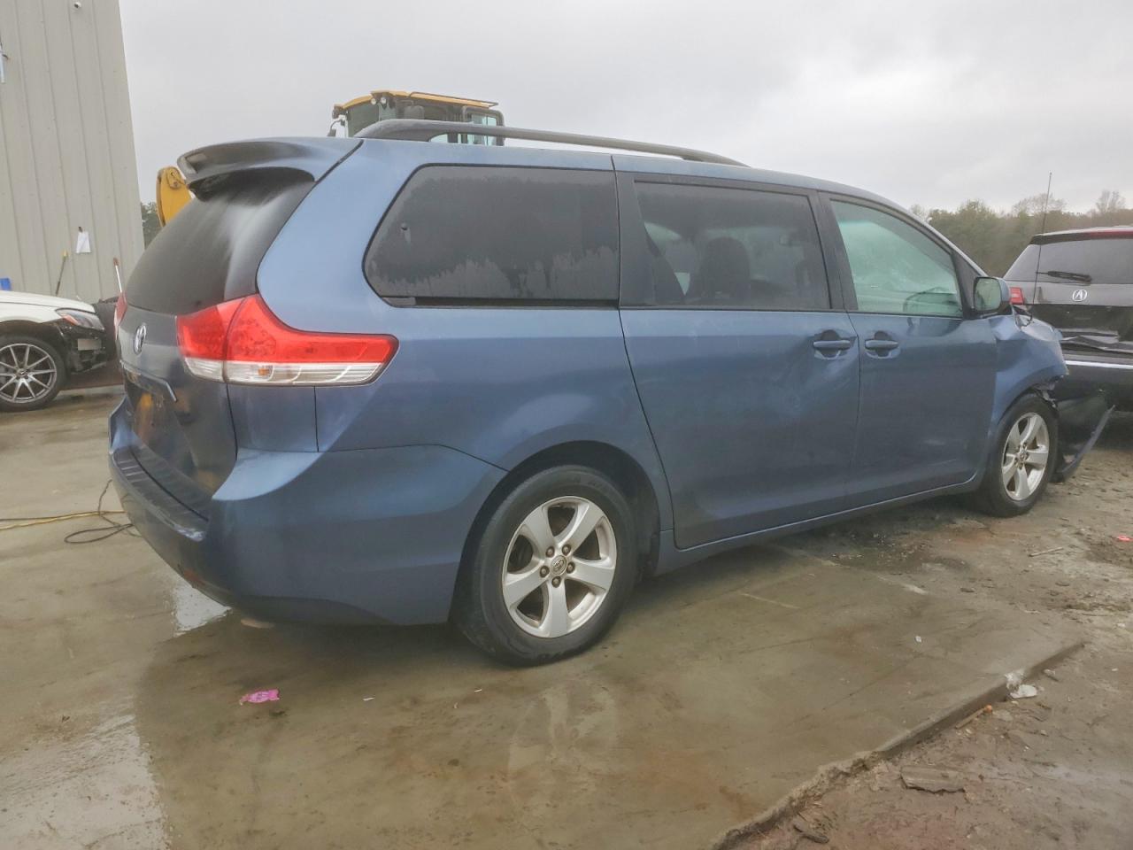 2014 TOYOTA SIENNA LE photo 3