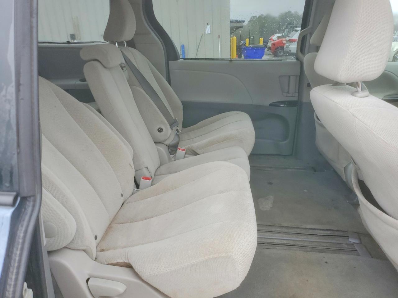 2014 TOYOTA SIENNA LE photo 11
