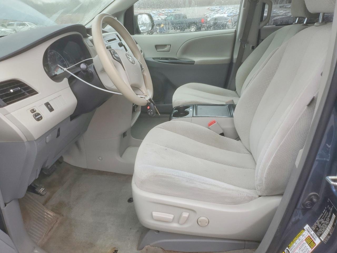 2014 TOYOTA SIENNA LE photo 7